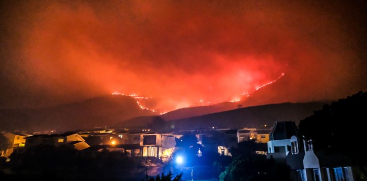 ‘Out-of-control’ blaze moves to Vredehoek, residents evacuated, one suspect arrested