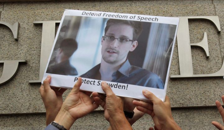German MP meets snowden, says he is willing to come to Germany for inquiry
