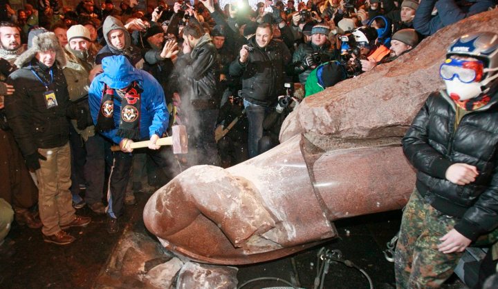 Ukraine: Protesters fell Lenin statue, tell president ‘you’re next’