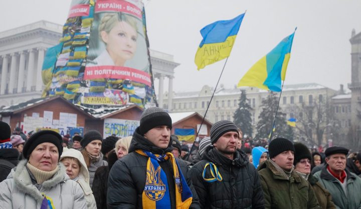 Kiev protesters gather as EU dangles aid promise