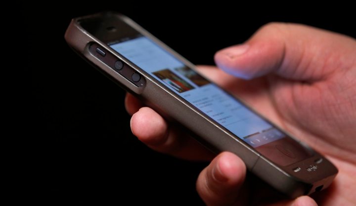 US regulators to consider in-flight calls, text messaging