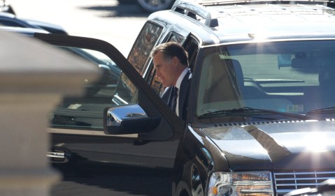 Obama hosts Mitt Romney for lunch