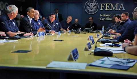 Obama cancels third campaigning day to oversee storm response