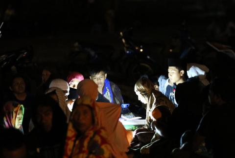 More than 2,000 tourists evacuated after Indonesia quake kills 98