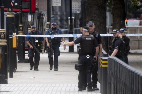 Suspected terror attack injures pedestrians outside UK parliament
