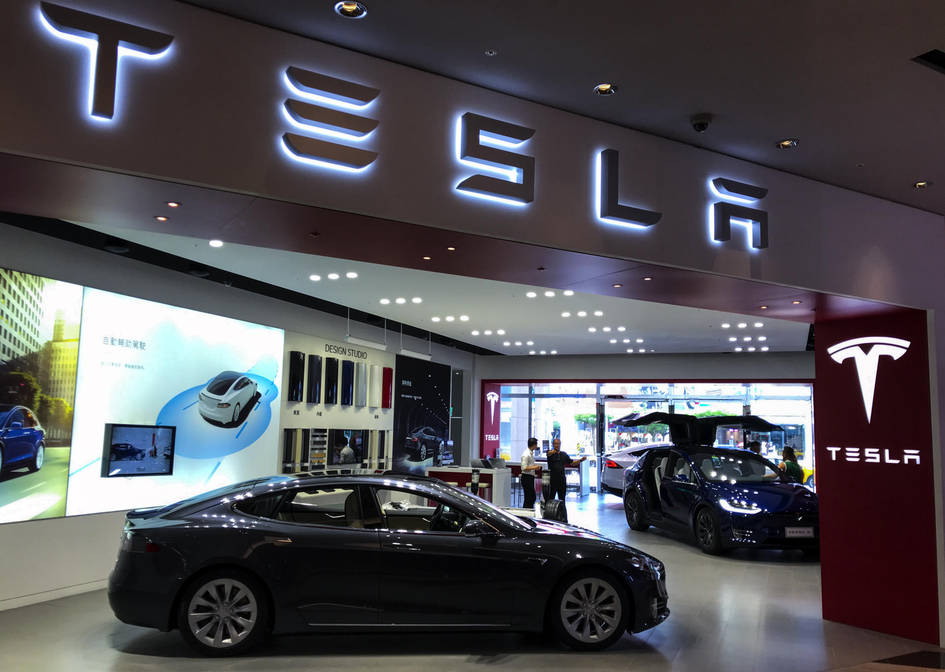 Musk Wants to Open Tesla Store in His South African Hom...