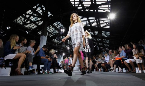 Feminine looks, old Hollywood style feature at NY fashion week