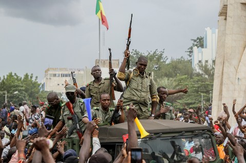 Mali soldiers promise elections after coup condemned abroad