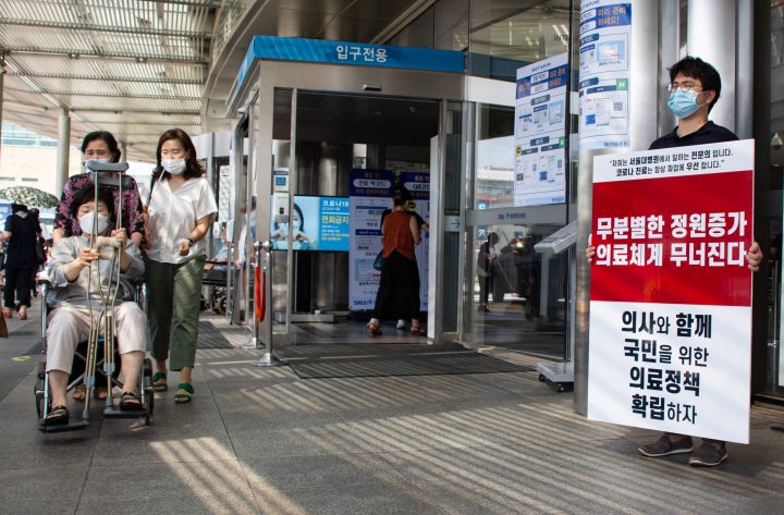 South Korea orders striking doctors back to work amid surge in coronavirus cases