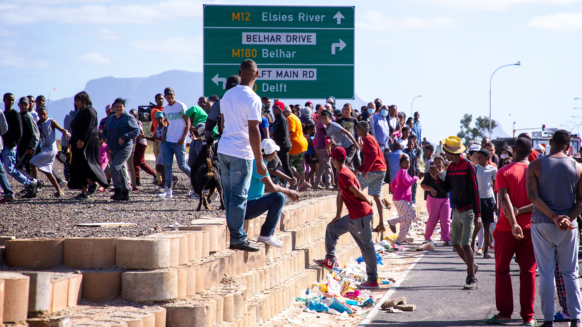 Looting, stonings and land invasions have swept through Delft, Cape Town over the past few days. (Photo: Gallo Images / Roger Sedres)
