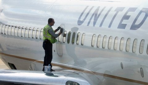 United passenger dragged off overbooked flight